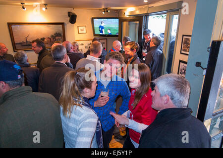 Fans de rugby à l'intérieur du Cygne Blanc / Pub en public house / taverne. Riverside, Twickenham UK ; populaire auprès des amateurs de rugby les jours de match Banque D'Images