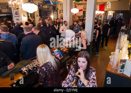 Le personnel du bar et barmaid / barman / man & fans fan de rugby à busy Le Bear Pub / public house. Twickenham, Royaume-Uni ; populaires les jours de match. Banque D'Images