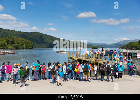 Lake District Cumbria England avec les visiteurs, les touristes et les étudiants en été à Bowness on Windermere uk Banque D'Images