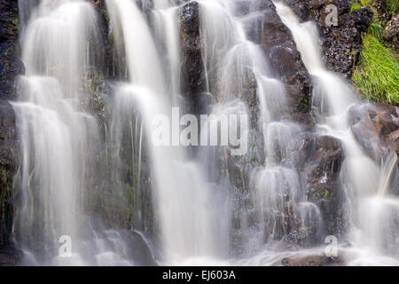 Détail d'une petite cascade sur l'île de Skye en Ecosse Banque D'Images