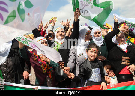 Ankara, Turquie. Mar 22, 2015. Des milliers de personnes ont célébré le Newroz à Ankara, Turquie. © Tumay Berkin/ZUMA/ZUMAPRESS Fil. Credit : ZUMA Press, Inc./Alamy Live News Banque D'Images