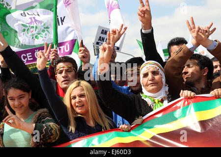 Ankara, Turquie. Mar 22, 2015. Des milliers de personnes ont célébré le Newroz à Ankara, Turquie. © Tumay Berkin/ZUMA/ZUMAPRESS Fil. Credit : ZUMA Press, Inc./Alamy Live News Banque D'Images