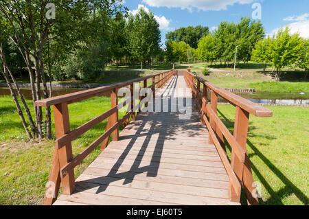 Sur le nouveau pont en bois sur la rivière Yauza à Moscou Banque D'Images