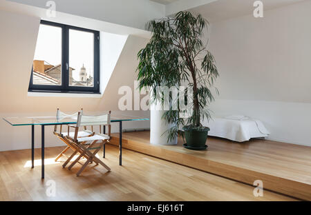 L'intérieur, très beau pigeonnier, plancher de bois, table à manger Banque D'Images