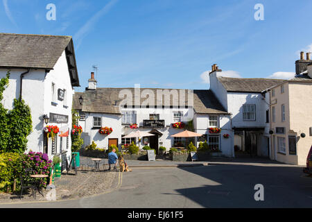 Hawkshead village-rue avec boutique et pub dans le Lake District Angleterre Royaume-Uni sur une belle journée ensoleillée Banque D'Images