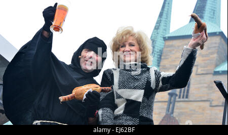 Erfurt, Allemagne. Mar 21, 2015. Michael Seever comme 'Provost Johann von Sieblebn' et la Thuringe Ministre de l'agriculture Birgit Keller commencer la saison des grillades avec l'éclairage de la place Domplatz sur grill géant à Erfurt, Allemagne, 21 mars 2015. Les associations Thueringer Eichsfelder und Wurst et Fleisch e.V. organiser une célébration annuelle de la Bratwurst de Thuringe. Photo : Martin Schutt/dpa/Alamy Live News Banque D'Images