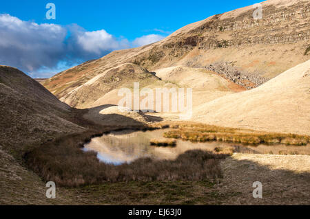 Châteaux d'Alport lac ci-dessous, un glissement de terrain naturel dans le Peak District, Derbyshire. Banque D'Images