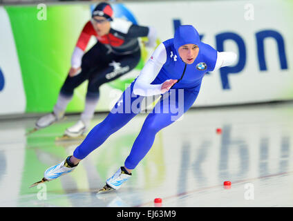 Erfurt, Allemagne. Mar 21, 2015. Le patineur de vitesse américain Bretagne Bowe en action dans le 1000m de distance compétition à la Coupe du monde de patinage de vitesse dans le hall Gunda Niemann-Stirnemann, à Erfurt, Allemagne, 21 mars 2015. Derrière elle est Karolina Erbanova de la République tchèque. Photo : MARTIN SCHUTT/dpa/Alamy Live News Banque D'Images