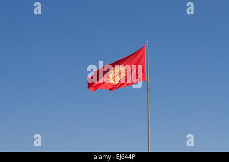 Le Kirghizistan drapeau sur ciel bleu Banque D'Images