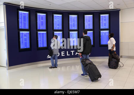 Les passagers de l'aéroport l'aéroport de départ à l'intérieur conseils sur terminal de l'aéroport tout en voyageant Banque D'Images