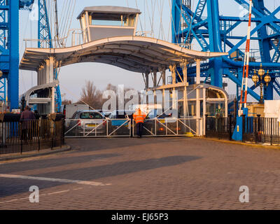 La nouvelle télécabine sur le Pont Transbordeur classé Grade 2 sur la Rivière Tees à Middlesbrough à propos de quitter la rive sud Banque D'Images