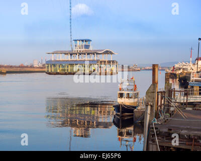 La nouvelle télécabine sur le Pont Transbordeur classé Grade 2 sur la Rivière Tees à Middlesbrough approcher la rive sud Banque D'Images