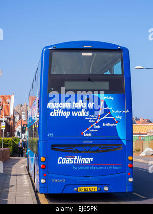 Arrière d'un bus Coastliner avec une carte montrant les routes de Leeds à stations balnéaires sur la côte du Yorkshire Banque D'Images