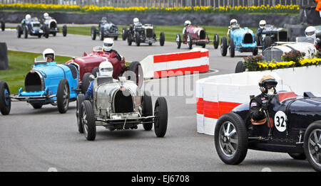 Parmi les millions de livres de légendes de l'automobile en passant par l'épreuve à la 73ème réunion du membre à Goodwood les 21 et 22 mars 2015 dans la région de Sussex ont été une belle collection de Bugatti vintage. Banque D'Images