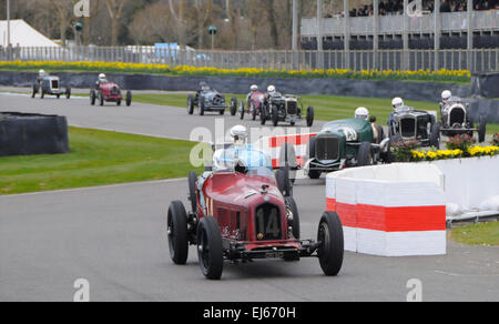 Parmi les millions de livres de légendes de l'automobile en passant par l'épreuve à la 73ème réunion du membre à Goodwood les 21 et 22 mars 2015 dans la région de Sussex ont été une belle collection de Bugatti vintage et d'autres, ici à la suite d'une Alfa Romeo 8C-2600 construit en 1932 grâce à la chicane à Goodwood. Banque D'Images