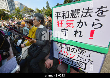 Tokyo, Japon. Mar 22, 2015. Tenir les participants au cours de signes d'un grand rassemblement à un concert en plein air située dans le coeur de Tokyo le Dimanche, Mars 22, 2015. Environ 1,4000 citoyens intéressés ont participé au meeting de protestation et une manifestation près du bâtiment de la Diète nationale, pour protester contre les politiques du gouvernement du Premier ministre Shinzo Abe. © Natsuki Sakai/AFLO/Alamy Live News Banque D'Images