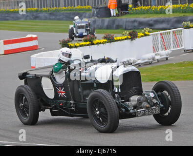 Parmi les millions de livres de légendes de l'automobile en passant par l'épreuve à la 73ème réunion du membre à Goodwood les 21 et 22 mars 2015 dans la région de Sussex fut ce fameux 4,5 litre Bentley 'surpresseur' administré par Martin Overington. Banque D'Images