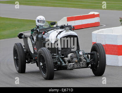 Parmi les millions de livres de légendes de l'automobile en passant par l'épreuve à la 73ème réunion du membre à Goodwood les 21 et 22 mars 2015 dans la région de Sussex fut ce fameux 4,5 litre Bentley 'surpresseur' administré par Martin Overington. Banque D'Images