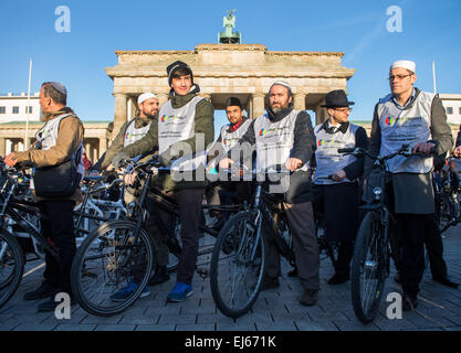 Berlin, Allemagne. Mar 22, 2015. Un imam et un rabbin par vélo tandem à l'Initiative de l'action vélo 'Clevere Staedte' et 'Meet2respect' à Berlin, Allemagne, 22 mars 2015. Les participants à ce tour à vélo, qui passe à côté des établissements juifs et musulmans à Berlin, veulent en faire un exemple pour le respect et la tolérance. Photo : Bernd VON JUTRCZENKA/dpa/Alamy Live News Banque D'Images