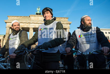 Berlin, Allemagne. Mar 22, 2015. Un imam et un rabbin par vélo tandem à l'Initiative de l'action vélo 'Clevere Staedte' et 'Meet2respect' à Berlin, Allemagne, 22 mars 2015. Les participants à ce tour à vélo, qui passe à côté des établissements juifs et musulmans à Berlin, veulent en faire un exemple pour le respect et la tolérance. Photo : Bernd VON JUTRCZENKA/dpa/Alamy Live News Banque D'Images