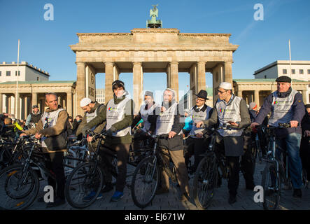 Berlin, Allemagne. Mar 22, 2015. Un imam et un rabbin par vélo tandem à l'Initiative de l'action vélo 'Clevere Staedte' et 'Meet2respect' à Berlin, Allemagne, 22 mars 2015. Les participants à ce tour à vélo, qui passe à côté des établissements juifs et musulmans à Berlin, veulent en faire un exemple pour le respect et la tolérance. Photo : Bernd VON JUTRCZENKA/dpa/Alamy Live News Banque D'Images