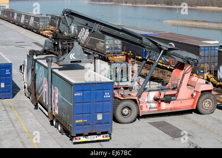 D'être chargées à bord de conteneurs par camion chargeur automoteur à Niehl 1 terminal à conteneurs, Cologne, Allemagne. Banque D'Images