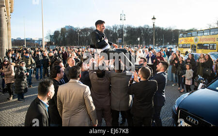 Berlin, Allemagne. Mar 22, 2015. Réduite à une danse de mariage turc au soleil et jeter le marié dans l'air à la place en face de la porte de Brandebourg à Berlin, Allemagne, 22 mars 2015. Photo : Bernd VON JUTRCZENKA/dpa/Alamy Live News Banque D'Images