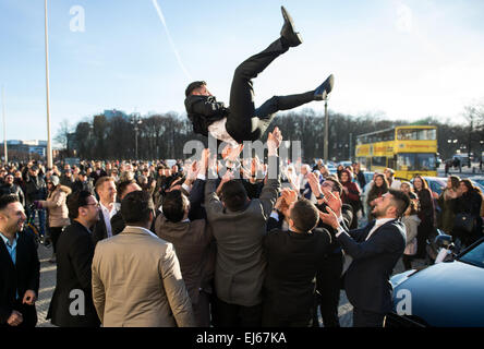 Berlin, Allemagne. Mar 22, 2015. Réduite à une danse de mariage turc au soleil et jeter le marié dans l'air à la place en face de la porte de Brandebourg à Berlin, Allemagne, 22 mars 2015. Photo : Bernd VON JUTRCZENKA/dpa/Alamy Live News Banque D'Images