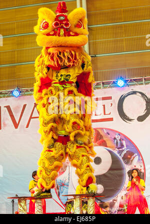 Turin, Italie. 22 mars, 2015. Le Lingotto fair 'Festival dell'Oriente' du 20 au 22 mars 2015 et du 27 au 30 mars 2015 - 20 mars 2015 - L'Italie du Sud Danse du Lion lion danse du Dragon Crédit : Realy Easy Star/Alamy Live News Banque D'Images