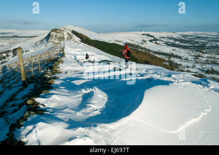 Retour Tor en hiver, à partir de la 'grande' au-dessus de la crête de Edale, Peak District, Derbyshire, Angleterre, Royaume-Uni. Vallée de l'espoir sur la droite. Banque D'Images