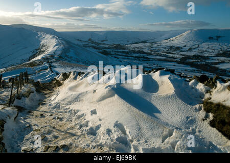 Les amoncellements de neige près de Hollins Croix sur le 'Grand Ridge' ci-dessus Edale, Peak District, Derbyshire, Angleterre, Royaume-Uni. Banque D'Images