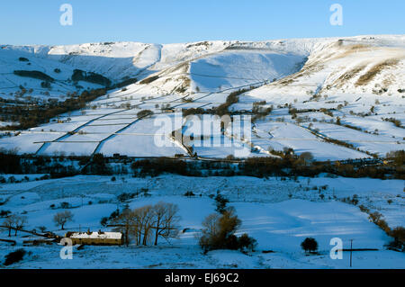 Edale et le plateau de Kinder Scout en hiver, à partir de près de Hollins Cross, Peak District, Derbyshire, Angleterre, Royaume-Uni. Banque D'Images