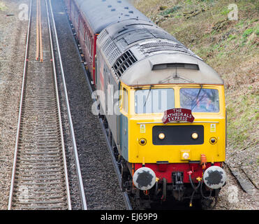 Les Cathédrales Express tirée par un British Rail Class diesel 47 en passant par la campagne du Surrey Banque D'Images