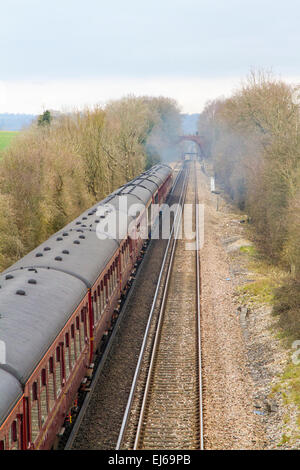 Les chariots des cathédrales Express tirée par un British Rail Class diesel 47 en passant par la campagne du Surrey Banque D'Images
