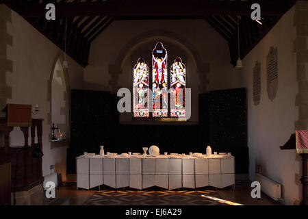 Discoed Powys Pays de Galles de l'intérieur de l'église St Michael's avec une exposition intitulée art prêtés Les douze une réflexion sur la Dernière Cène Banque D'Images