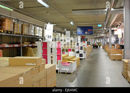 Vue de l'intérieur entrepôt au rez-de-chaussée zones de collecte de clients dans le magasin Ikea une entreprise de conglomérat multinationale suédoise de détail opérant au Royaume-Uni Banque D'Images