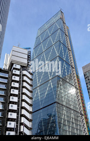 L'Cheesegrater gratte-ciel (également connu sous le nom 122 Leadenhall Street) s'élève bien au-dessus de la Lloyds de Londres à proximité bâtiment Ville de London England UK Banque D'Images