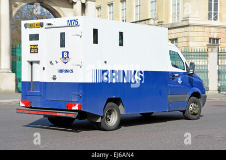 Brinks, entreprise de transport haute sécurité, camion blindé utilisé pour déplacer et livrer de l'argent et des biens de valeur en minibus sécurisé sur route à Londres, Royaume-Uni Banque D'Images