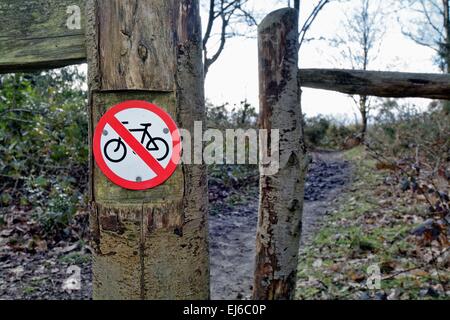 Pas de vélo signe sur gate de sentier dans le Surrey Hills Banque D'Images