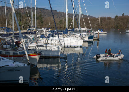 Une marina à Bowness on Windermere dans le Lake District National Park Banque D'Images