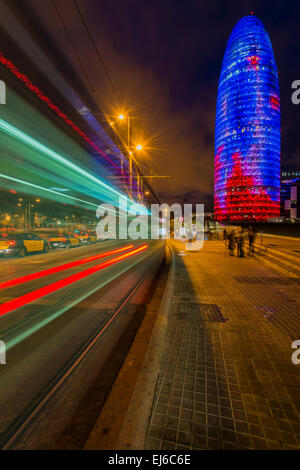 Vue nocturne de gratte-ciel Torre Agbar conçu par l'architecte français Jean Nouvel, Barcelone, Catalogne, Espagne Banque D'Images