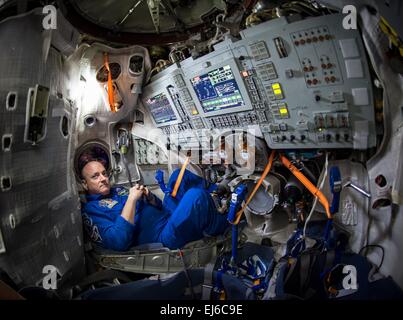 L'expédition 43 de la Station spatiale internationale L'astronaute de la NASA, le commandant Scott Kelly est assis à l'intérieur du simulateur Soyouz au Centre d'entraînement des cosmonautes Gagarine le 5 mars 2015 à la Cité des étoiles, en Russie. Kelly va lancer à bord du Soyouz 28 mars pour une mission d'un an. Banque D'Images