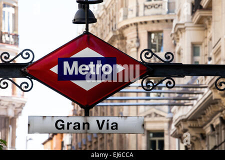 Signe de métro Gran Via à Madrid, ville floue Banque D'Images