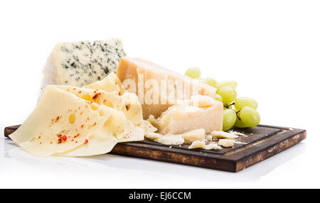 Morceaux de fromages variés sur fond blanc, close-up. Banque D'Images