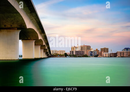 Sarasota, Floride, USA ville paysage urbain à partir de la baie de Sarasota. Banque D'Images