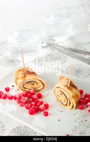 Crêpes roulées avec groseille. Banque D'Images