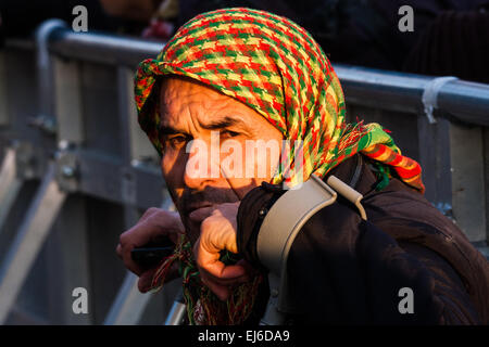 Finsbury Park, Londres, UK. 22 mars, 2015. Des milliers de Kurdes de Londres pour rassembler la communauté, Newroz leurs célébrations du Nouvel an. La communauté exilée pleure la mort de pierre82 et ex Royal Marine Erik Konstandinos Scurfield, un héros pour eux, qui a été tué d'ISIS, et dont la mère Vasiliki Scurfield adressée à la foule. Crédit : Paul Davey/Alamy Live News Banque D'Images