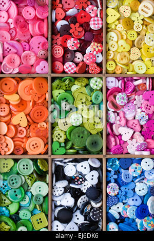 Boutons en bois coloré dans un tirage. Banque D'Images