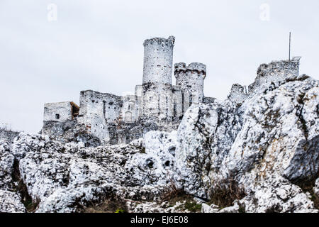 L'ancien château ruines de fortifications Ogrodzieniec, Pologne. Banque D'Images
