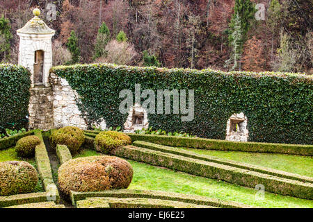 Un jardin à la 18e siècle dans le château de Pieskowa Skala en Pologne. Banque D'Images